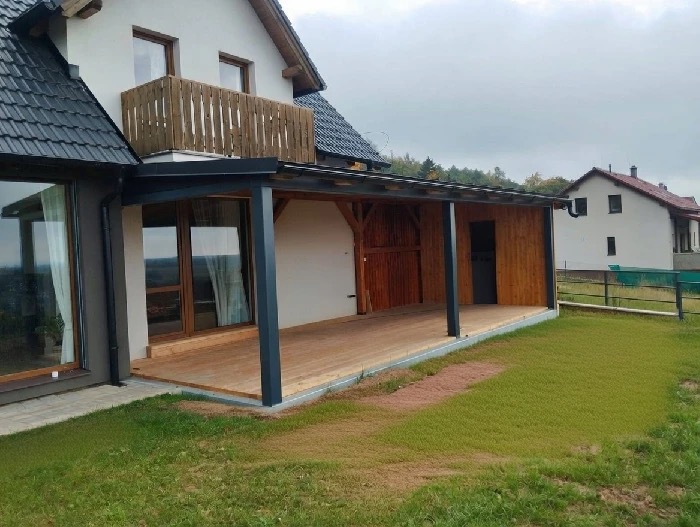 Pergola s terasou – kovová konstrukce a dřevěná paluba