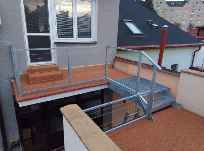 Ocelové zábradlí a přístupové schodiště na střešní terasu